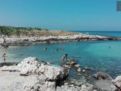 Nonostante sia un caldissimo pomeriggio di luglio qui ci sono pochi bagnanti: alcuni ragazzi e bambini, qualche coppia e un paio di ragazze giovanissime in topless